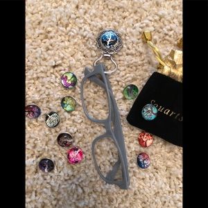 Eyeglasses brooch with interchangeable designs.
